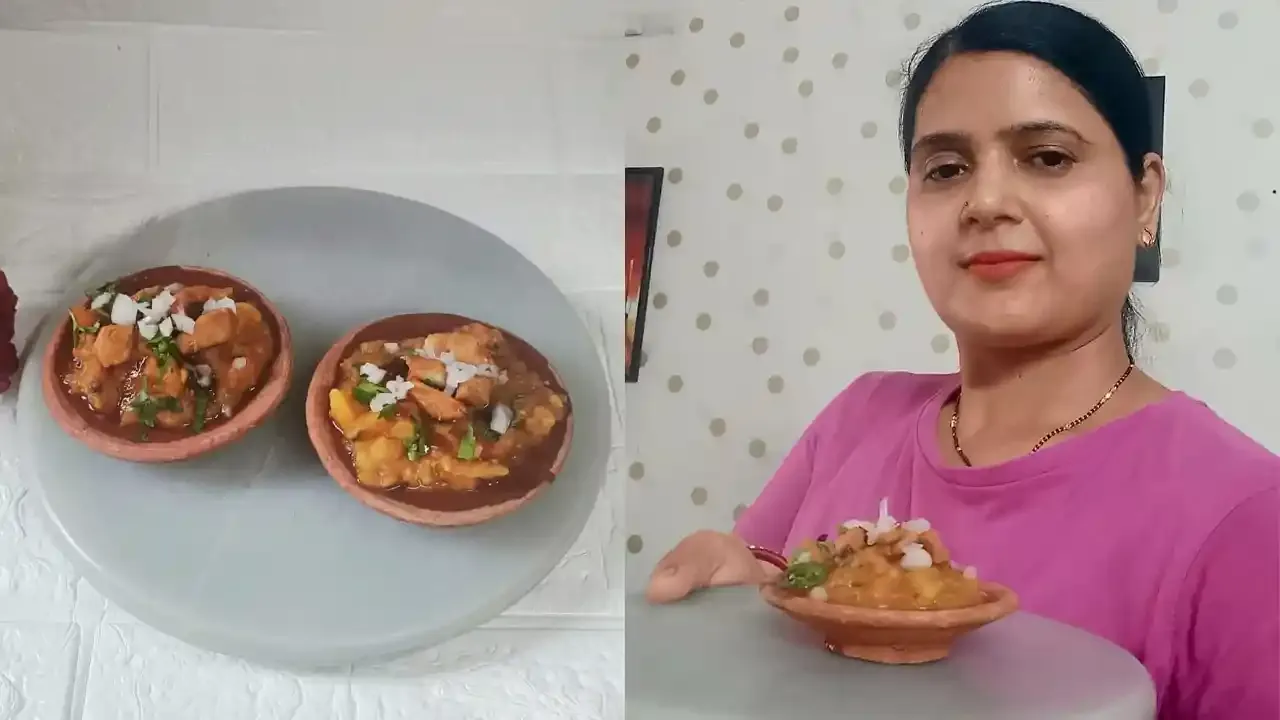पारंपरिक मातीच्या भांड्यांमध्ये भारतीय रस्त्यावरील स्वादिष्ट ममतर चाटचे ताट धरलेली स्त्री.