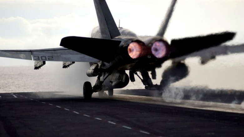 USS रोनाल्ड रीगनच्या डेकवरून F/A-18 हॉर्नेट प्रक्षेपणाचे मागील दृश्य.