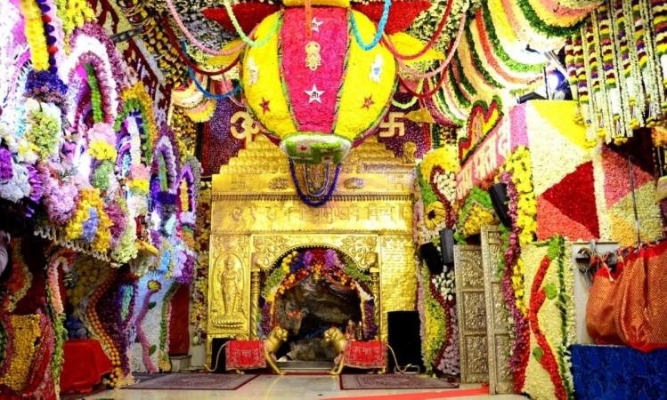 माता वैष्णोदेवी येथे फुले
