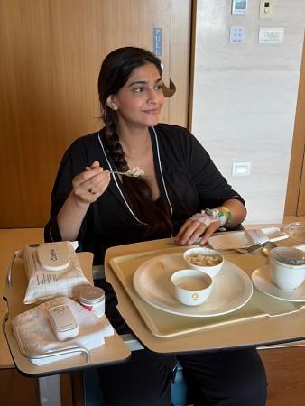 सोनम कपूरने नवजात मुलाला हॉस्पिटलच्या बेडवरून पाळले; नीता अंबानी, तिची प्रसूती करणाऱ्या डॉक्टरांचे आभार; चाहते म्हणतात 'मुलाचा PR सुरू झाला'