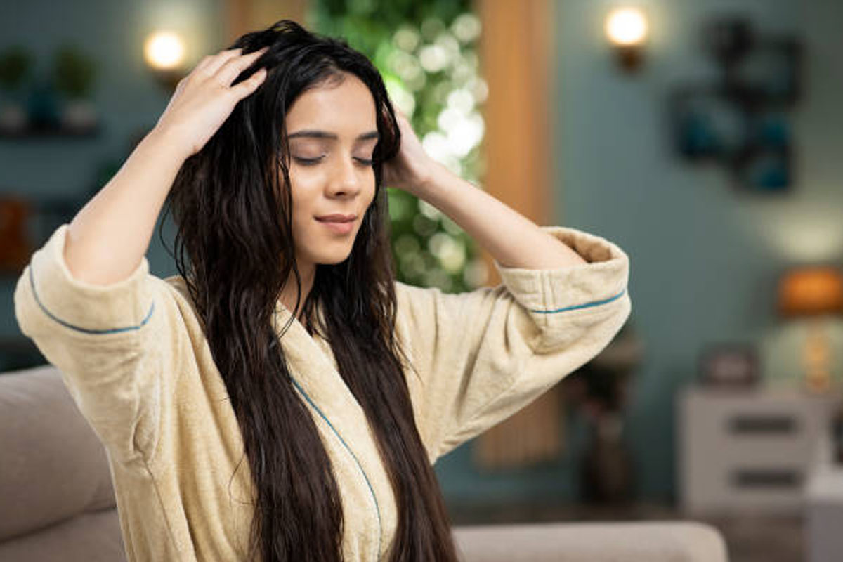 केसांची काळजी घेण्यासाठी मेथीच्या पाण्यात मिसळण्यासाठी 4 नैसर्गिक घटक