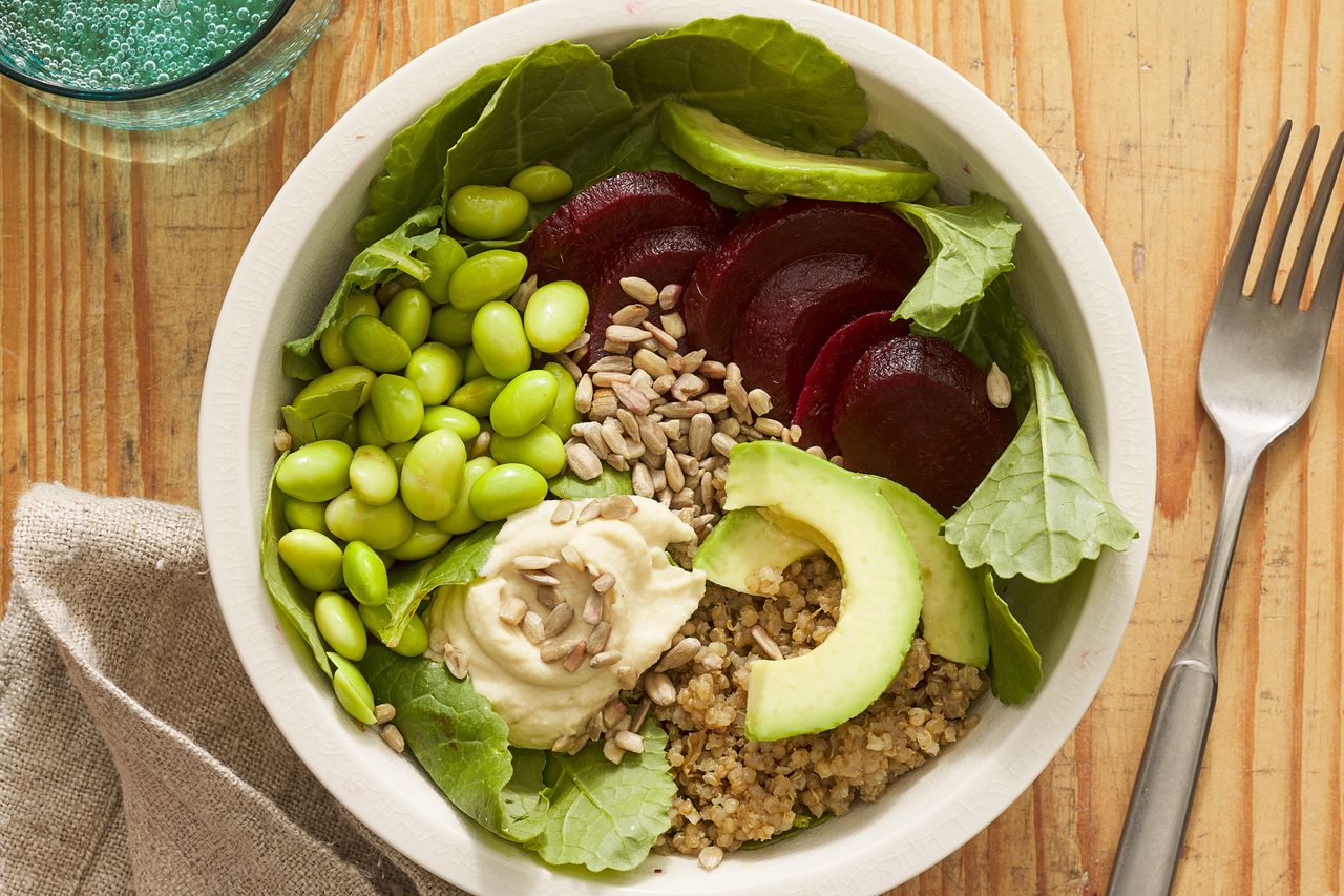 edamame, beets आणि avocado सह शाकाहारी धान्य वाडगा ओव्हरहेड शॉट क्रेडिट: छायाचित्रकार: फ्रेड हार्डी, फूड स्टायलिस्ट: मार्गारेट मनरो डिकी
