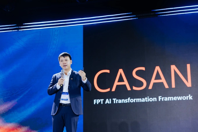 Nguyen Xuan Phong, FPT कॉर्पोरेशनचे मुख्य AI परिवर्तन अधिकारी, Ha Long Sapphire समिटमध्ये AI परिवर्तन अंतर्दृष्टी शेअर करतात. फोटो सौजन्य FPT सॉफ्टवेअर