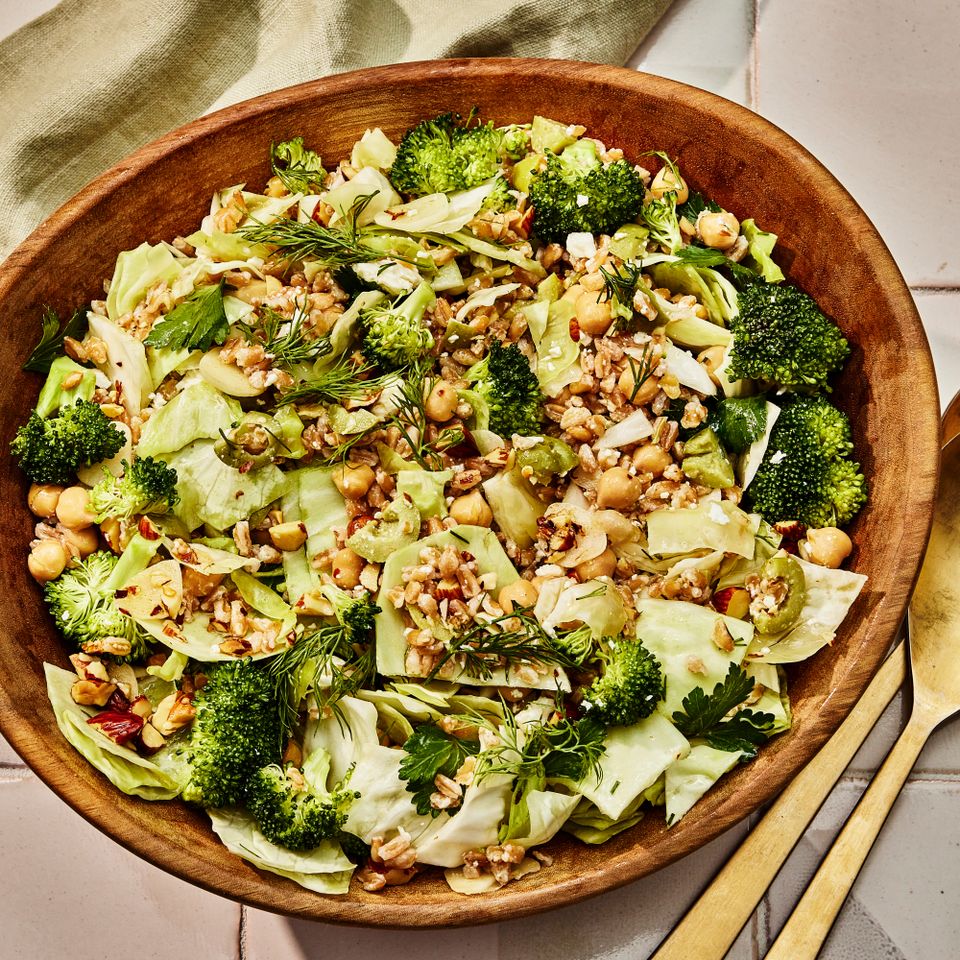 Keeps-Getting-Better Salad च्या रेसिपीचा फोटो क्रेडिट: छायाचित्रकार: मॉर्गन हंट ग्लेझ, प्रॉप स्टायलिस्ट: हन्ना ग्रीनवुड, फूड स्टायलिस्ट: सॅली मॅके