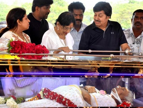 एस. जानकी यांना पूर्ण शासकीय सन्मानाने अंत्यसंस्कार करण्यात आले; पीएम मोदी, रजनीकांत, विजय आणि इतरांनी श्रद्धांजली वाहिली