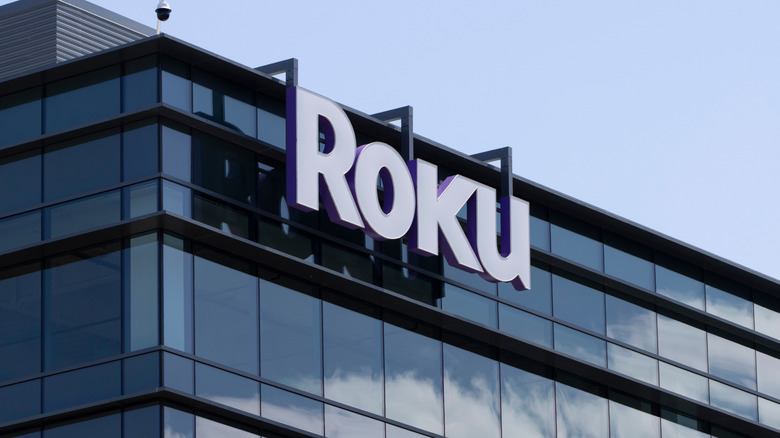 Roku लोगो सॅन जोस, कॅलिफोर्निया येथील मुख्यालयात दिसत आहे