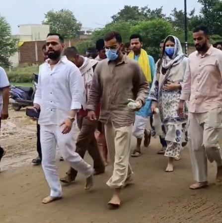 विराट कोहली, अनुष्का शर्मा यांनी वृंदावनमध्ये प्रेमानंद जी महाराजांचे आशीर्वाद घेतले; सीजेपीच्या निषेधावर मौन बाळगल्याबद्दल निंदा केली