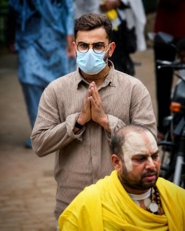 विराट कोहली, अनुष्का शर्मा यांनी वृंदावनमध्ये प्रेमानंद जी महाराजांचे आशीर्वाद घेतले; सीजेपीच्या निषेधावर मौन बाळगल्याबद्दल निंदा केली