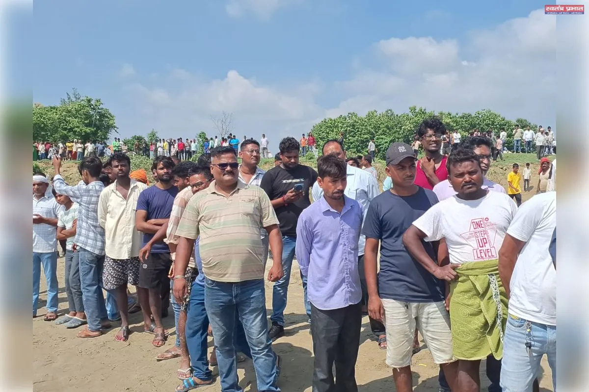 सिद्धार्थनगर : बैदौली घाटात अंत्यसंस्कार सुरू असताना तीन तरुणांचा नदीत बुडून मृत्यू, शोध सुरू.
