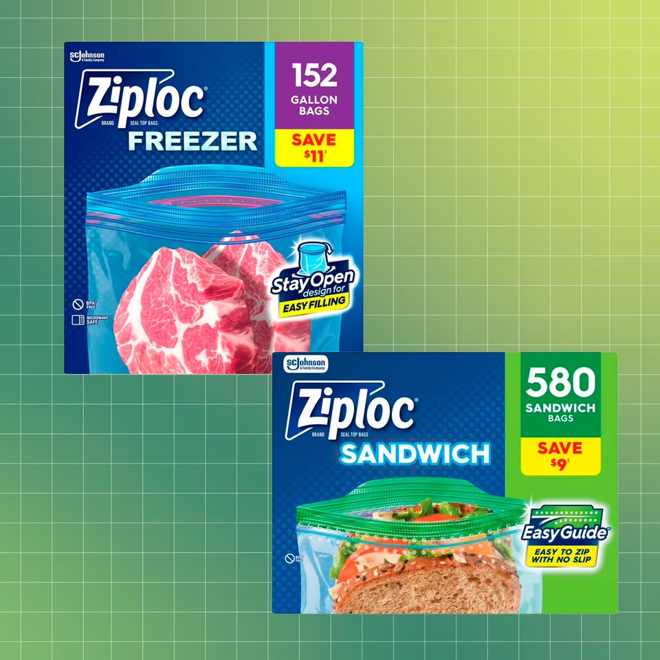 दोन Ziploc स्टोरेज बॅग उत्पादने एक फ्रीझरसाठी आणि एक सँडविचसाठी ग्रेडियंट बॅकग्राउंडमध्ये प्रदर्शित केली जाते क्रेडिट: ब्रँडच्या सौजन्याने. इटिंगवेल डिझाइन.
