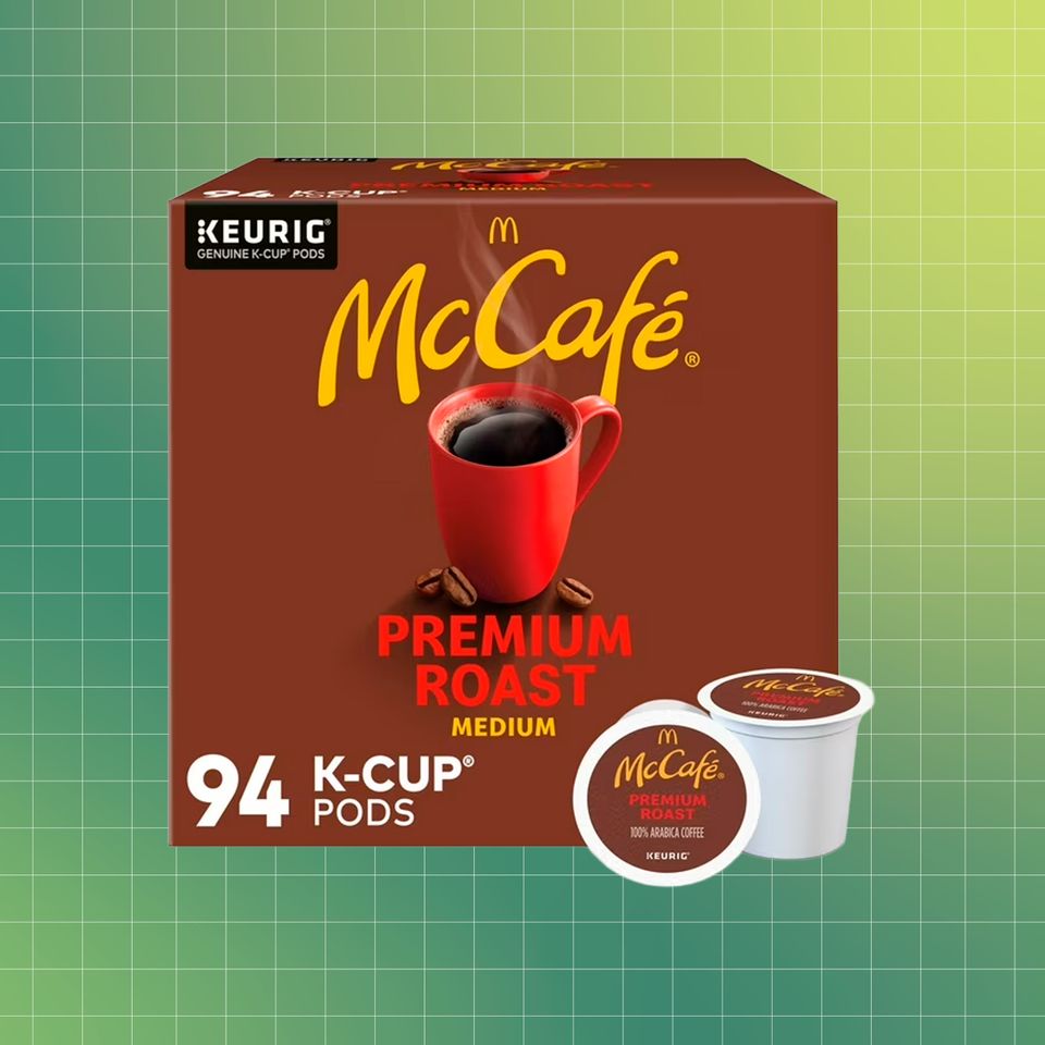 लाल कप चित्रासह McCafe प्रीमियम रोस्ट मध्यम कॉफी KCup पॉड्स बॉक्समध्ये 94 पॉड्स समाविष्ट आहेत क्रेडिट: ब्रँडच्या सौजन्याने. इटिंगवेल डिझाइन.