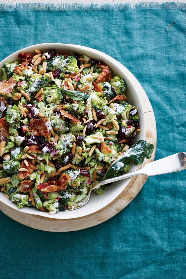 क्रॅनबेरी बदाम ब्रोकोली सॅलड क्रेडिट: इयन बॅगवेल स्टाइलिंग: हीदर चॅडक हिलेगास