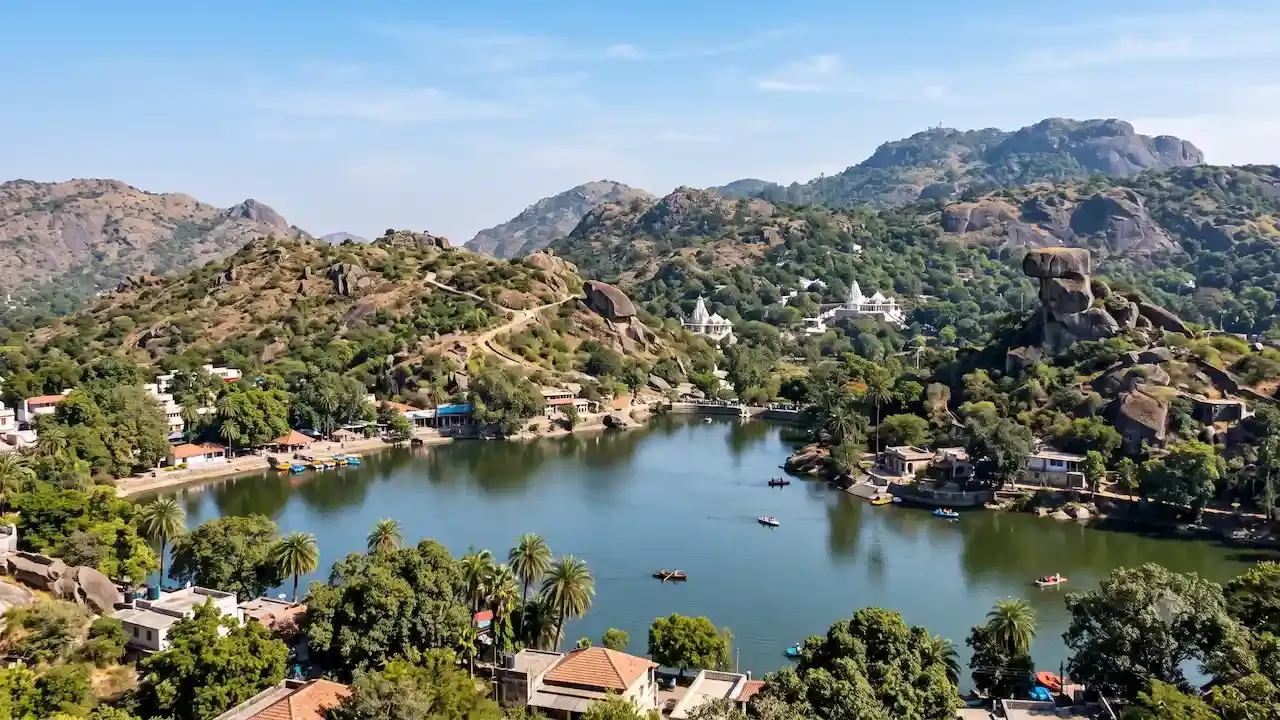 डोंगराळ टेकड्या आणि प्रसिद्ध टॉड रॉक यांनी वेढलेले माउंट अबू येथील नक्की तलावाचे निसर्गरम्य दृश्य.