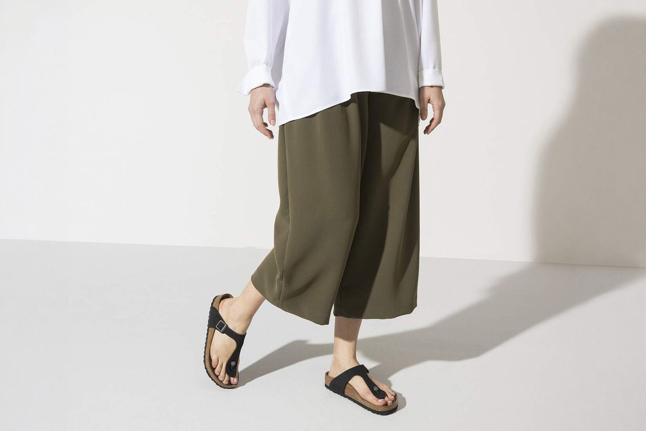 Birkenstock Gizeh शाकाहारी सँडल आणि सैल कपडे घातलेली व्यक्ती क्रेडिट: Birkenstock