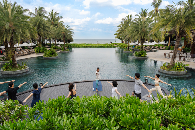 अभ्यागत पूलद्वारे निरोगी क्रियाकलापांमध्ये सामील झाले. InterContinental Phu Quoc च्या फोटो सौजन्याने