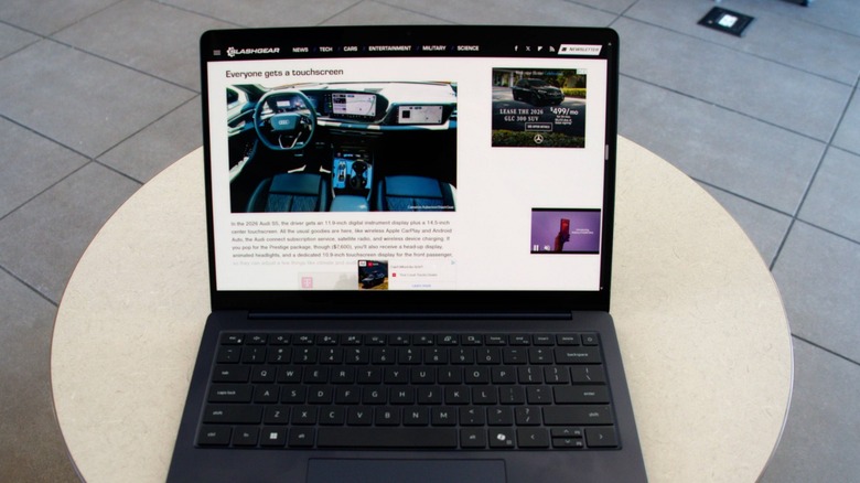 Dell 14S टेबलावर उघडे बसले आहे