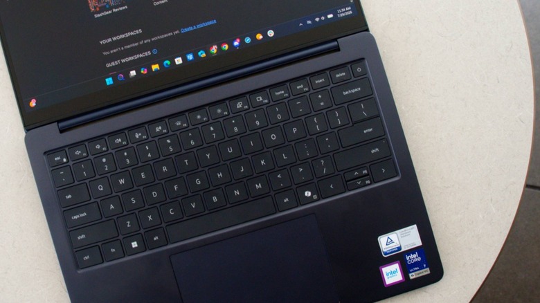 Dell 14S एका टेबलावर सपाट बसला आहे