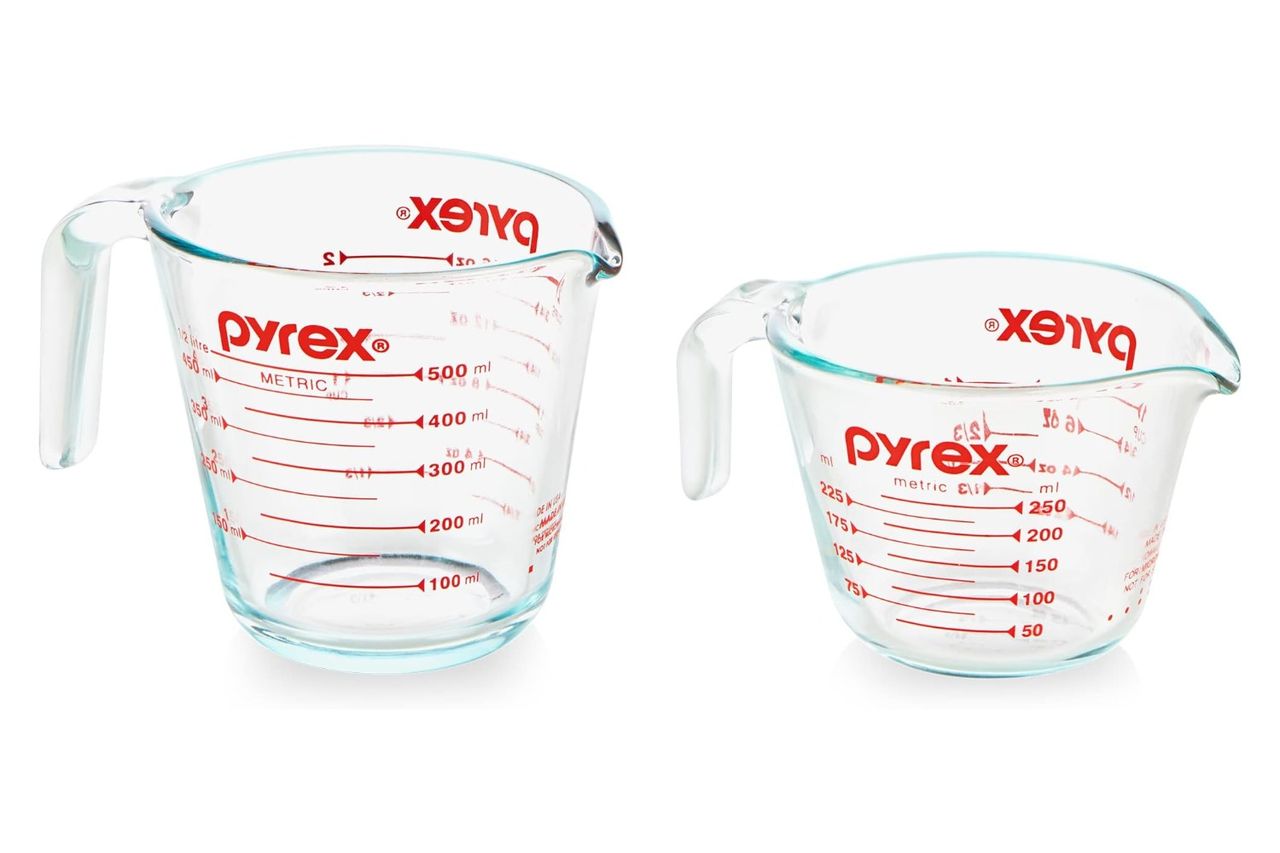 Pyrex Essentials 2 पॅक ग्लास मेजरिंग कप सेट क्रेडिट: ऍमेझॉन