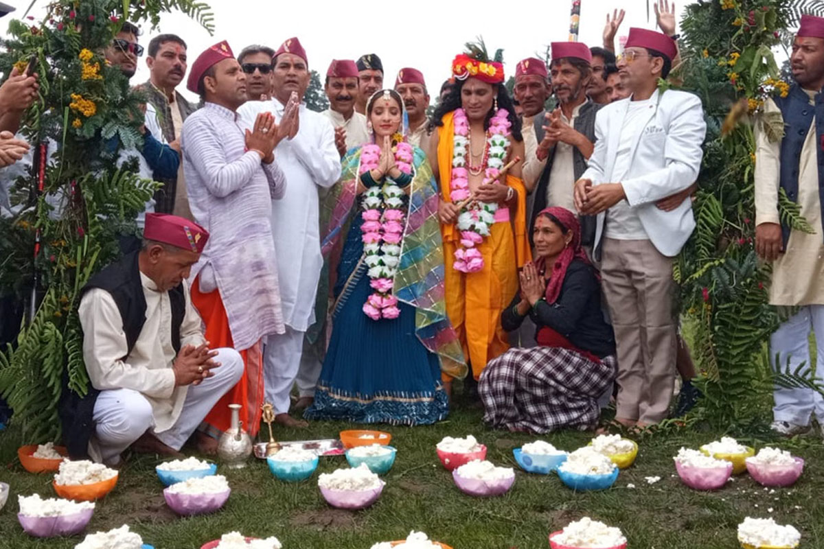 कोणतेही रंग नाही फक्त लोणी: उत्तराखंडच्या अद्वितीय हिमालयीन बटर होळीच्या आत