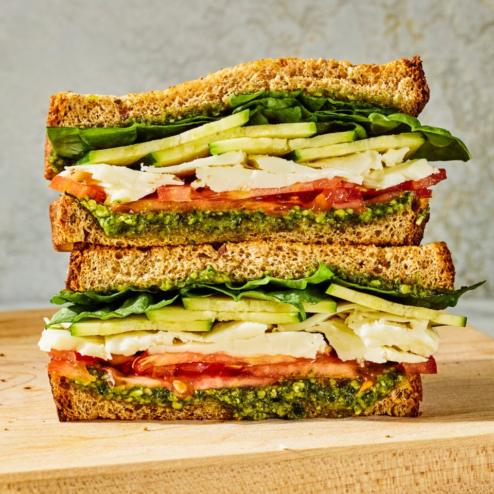 Veggie Pesto Sandwich च्या रेसिपी इमेजची रेसिपी इमेज. क्रेडिट: छायाचित्रकार: मॉर्गन हंट वॉर्ड.