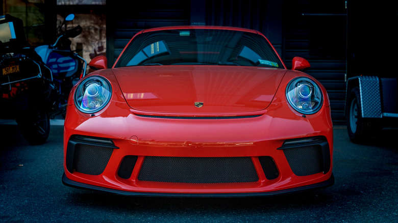 लाल 911 GT3 चा फ्रंट-एंड शॉट