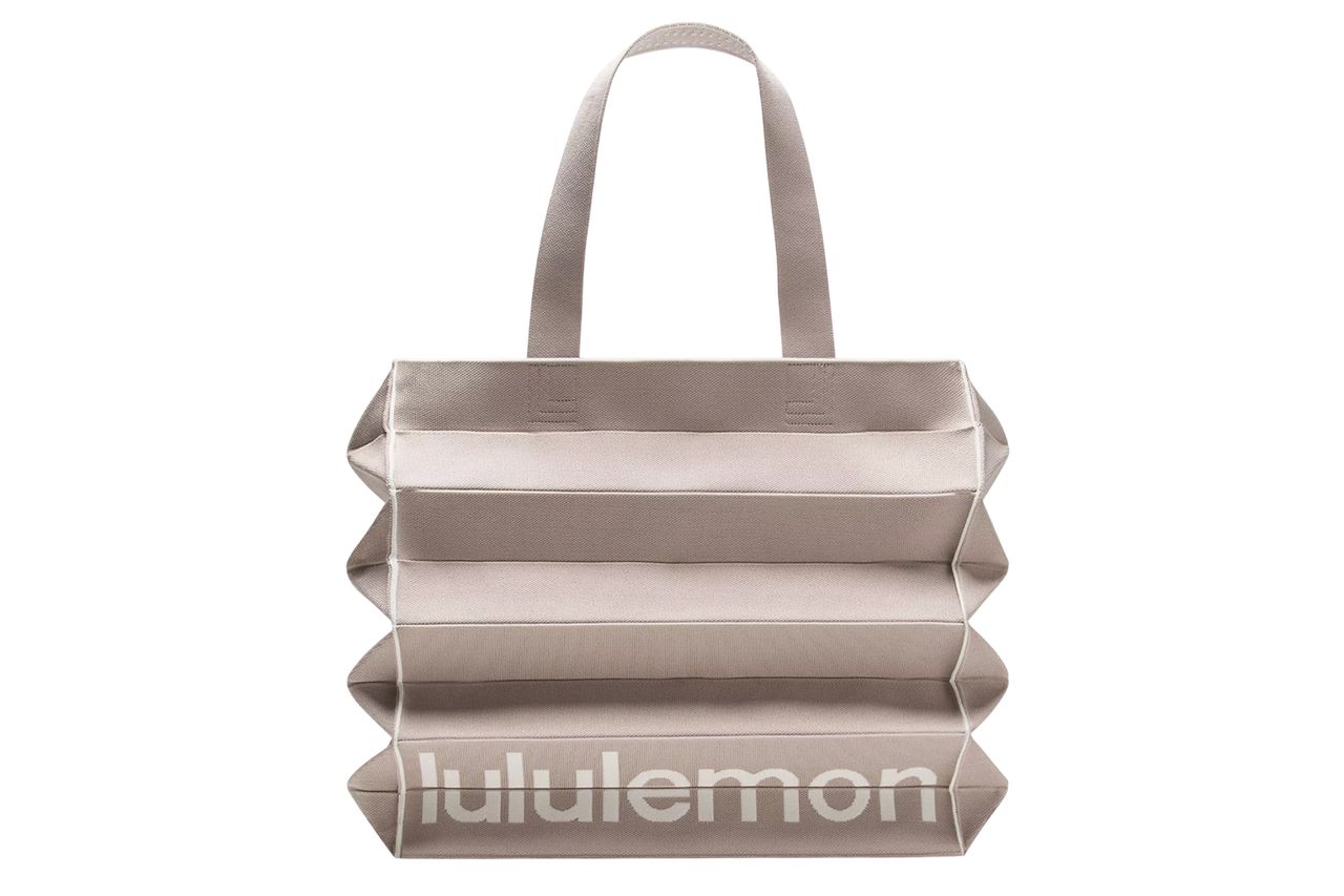 lululemon फोल्ड इट होल्ड इट टोट बॅग 22L क्रेडिट: lululemon