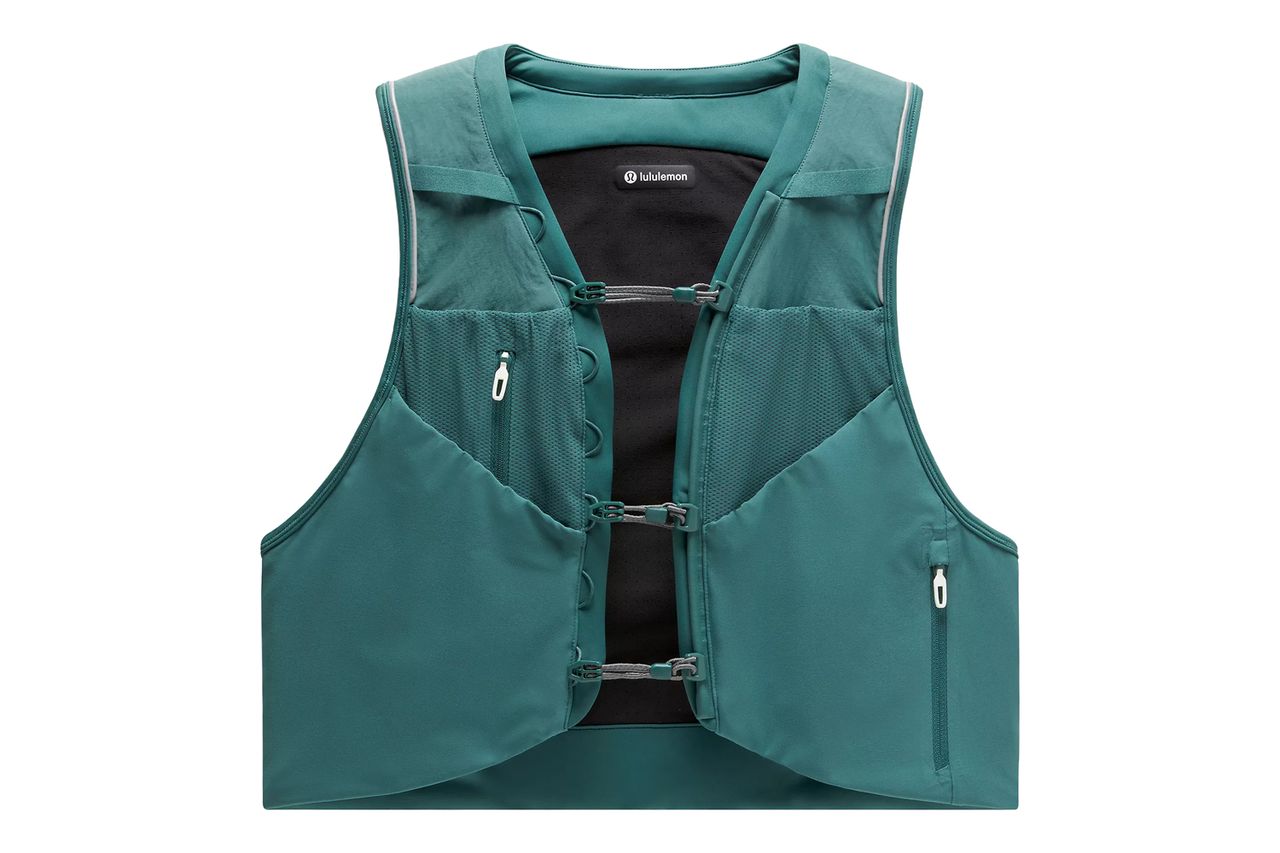 lululemon पुरुषांची जलद आणि विनामूल्य ट्रेल रनिंग व्हेस्ट क्रेडिट: lululemon