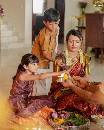 टॉक्सिक स्टार यशने पत्नी राधिका पंडित आणि मुलांसमवेत वरमहालक्ष्मी पूजा केली (फोटो)