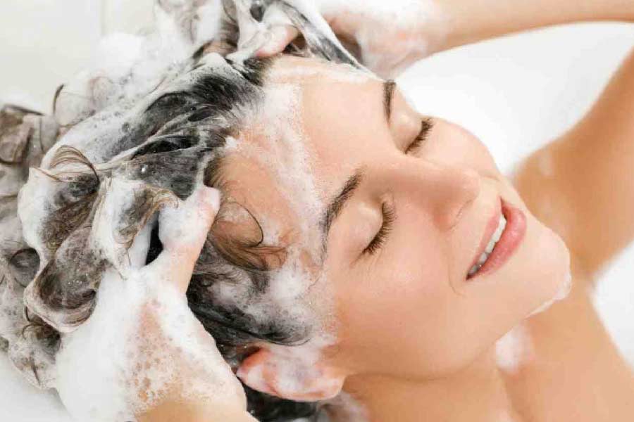 निस्तेज केसांसाठी DIY शैम्पू हॅक: तांदूळ पाणी आणि कॉफी मिक्स