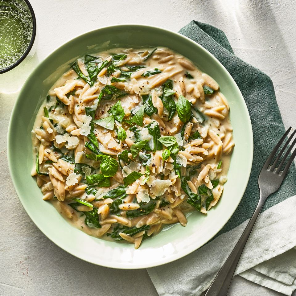 मलईदार पालक Orzo क्रेडिट: फोटोग्राफी / कॅटलिन बेन्सेल, फूड स्टाइलिंग / एमिली नाबोर्स हॉल, प्रॉप स्टाइलिंग / ज्युलिया बेलेस