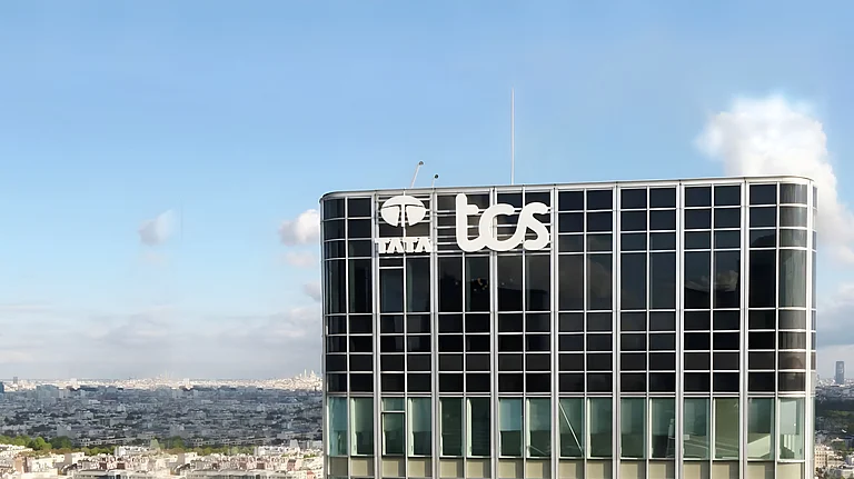 TCS ने कर्मचाऱ्यांच्या पाळत ठेवण्याचे दावे नाकारले, असे म्हटले आहे की ते 'कर्मचाऱ्यांच्या गोपनीयतेचा आदर करते' - Outlook Business