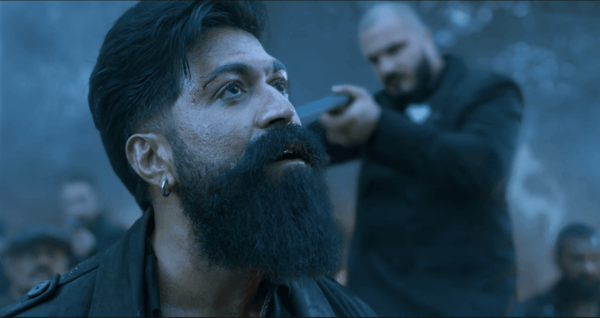 विषारी समीक्षा: यश पॉवर पॅक्ड दुहेरी भूमिकेत सिगारेट ओढतो; बोल्ड होतो, कियारा अडवाणी आणि तारा सुतारिया यांचा रोमान्स