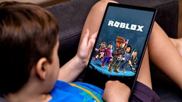 Roblox मुलांचा गैरवापर म्हणजे मुलांचा समावेश असलेल्या Roblox ऑनलाइन गेमिंग प्लॅटफॉर्ममध्ये अयोग्य वर्तन, छळ किंवा ग्रूमिंगच्या घटनांचा संदर्भ आहे. ही एक गंभीर चिंतेची बाब आहे ज्यासाठी दोघांकडून दक्षता घेणे आवश्यक आहे