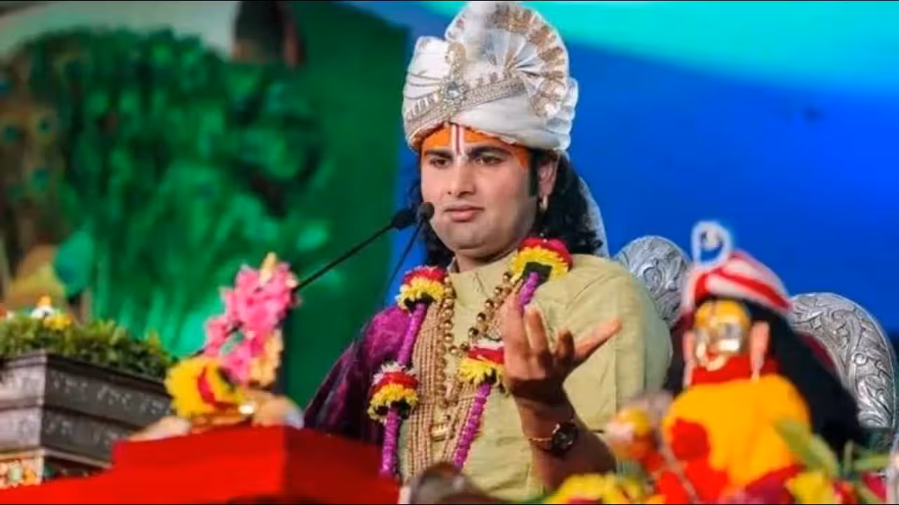 अनिरुद्धाचार्य महाराज<br />” width=”” data-api-prerender=”true” /></div>
</div>
<p>अखेरीस तो वृंदावनात राहू शकला, अभ्यास करू शकला आणि त्याला ज्या आध्यात्मिक मार्गाची इच्छा होती त्या मार्गावर चालू ठेवता आला. <!-- -->मागे वळून पाहताना त्यांनी अनेकदा या घटनेचे वर्णन चमत्कार म्हणून केले आहे. पण त्याच्या आठवणीत कृतज्ञतेचा आणखी एक पदर आहे. तो अजूनही त्याला मान देतो आणि प्रणाम करतो असे म्हणत त्याला ती संधी देणाऱ्या व्यवस्थापकाची आठवण येत राहते. “जर त्याने मला निरोप दिला असता, तर मी कदाचित गायींची काळजी घेत राहिलो असतो,” तो चिंतन करतो. हा विचार कथेला त्याचे भावनिक वजन देतो. कोणतीही नाट्यमय योजना नव्हती, प्रभावी परिचय नव्हता आणि खेड्यातील तरुण मुलाला वृंदावनात कधी स्थान मिळेल याची शाश्वती नव्हती. <!-- -->फक्त शिकण्याची इच्छा होती, प्रवास शक्य करण्यासाठी धडपडणारे कुटुंब, बंद दार आणि शेवटी मंदिराची भेट.</p>
<h2>त्यानंतर जे आले त्यामुळे त्यांच्या आयुष्याची दिशाच बदलली</h2>
<p>स्वामी अनिरुद्धाचार्य महाराजांसाठी, बांके बिहारी जींचे पहिले दर्शन हे मंदिराच्या भेटीपेक्षा जास्त होते. त्याच्या सांगण्यामध्ये तो क्षण झाला जेव्हा बंद दार अचानक उघडले. एखाद्याला दैवी हस्तक्षेप, योगायोग किंवा नियतीचे रहस्यमय वळण असे म्हटले तरी ही कथा एका कारणाने लक्षवेधी राहते: कधी कधी आपण स्वतःसाठी ज्या मार्गाची कल्पना करतो तो दुसरा मार्ग संपल्याचे दिसल्यावरच सुरू होतो. आणि ज्या तरुण मुलाने वृंदावनला केवळ भागवतांचा अभ्यास करायचा होता म्हणून प्रवास केला होता, तो सर्व काही अनपेक्षित ठरला.</p>
									</div>
																	</article>
								<section class=