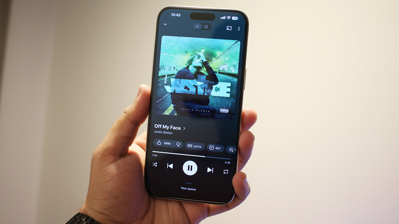 YouTube Music वर एक गाणे वाजत आहे