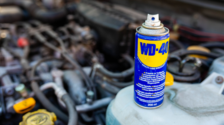 WD40 कार इंजिनच्या पुढे असू शकते