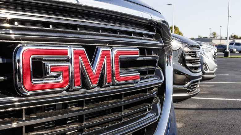 ट्रक ग्रिलवर GMC लोगोचा क्लोजअप