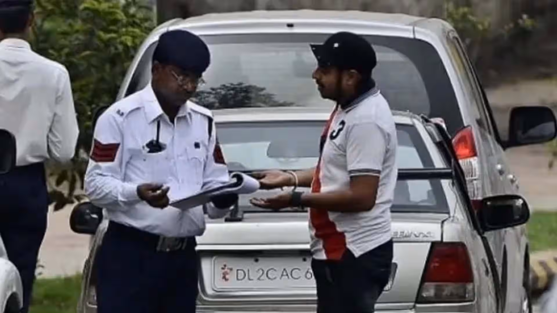 सीट बेल्ट न लावल्यास कारवाई होऊ शकते.