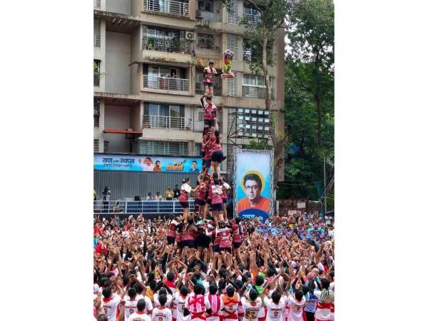 दहीहंडी 2026: रितेश देशमुख-जेनेलियाने मटकी तोडण्यापूर्वी पादत्राणे काढले, गोविंदा 'किसी डिस्को में जाये' वर नाचतो, वीर पहारियाने चाहत्यांना शुभेच्छा दिल्या