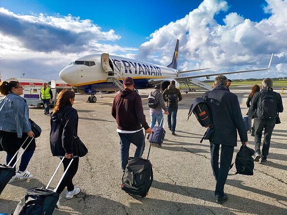 माल्टा आंतरराष्ट्रीय विमानतळ, लुका येथे B737 विमानात चढलेले Ryanair प्रवासी