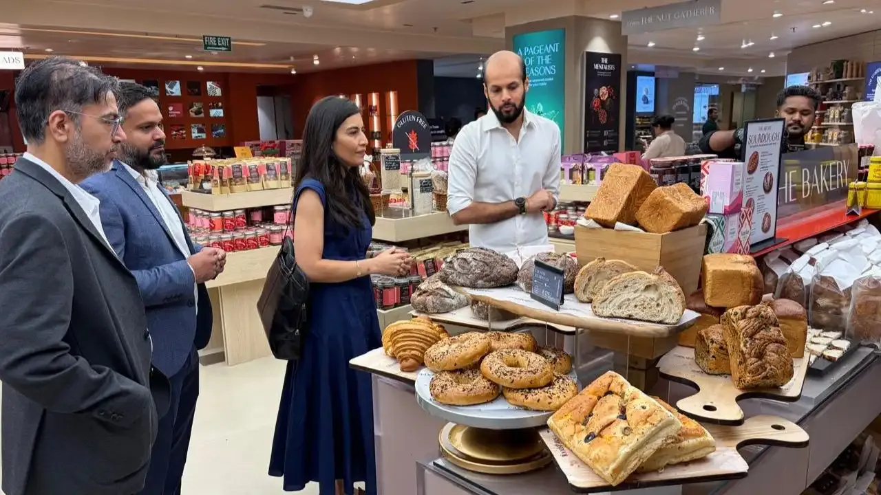 ग्रेट ब्रिटनच्या ग्रेट फूड मोहिमेदरम्यान ब्रेड आणि बेकरी उत्पादनांचे प्रदर्शन असलेले फूडस्टोरीज स्टोअर