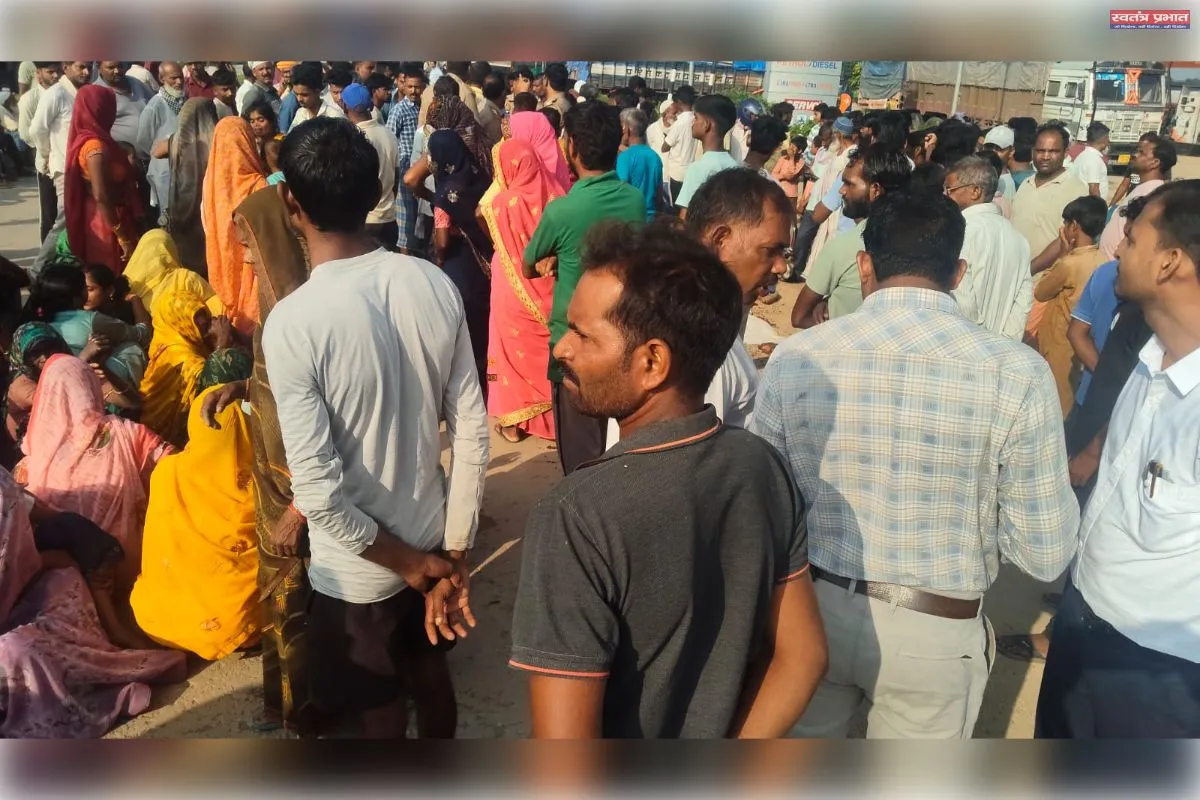     वाराणसी-रीवा राष्ट्रीय मार्गावर सोमवारी सकाळी एका 12 वर्षीय विद्यार्थी आणि 55 वर्षीय मध्यमवयीन व्यक्तीचा ट्रकने चिरडून मृत्यू झाला.