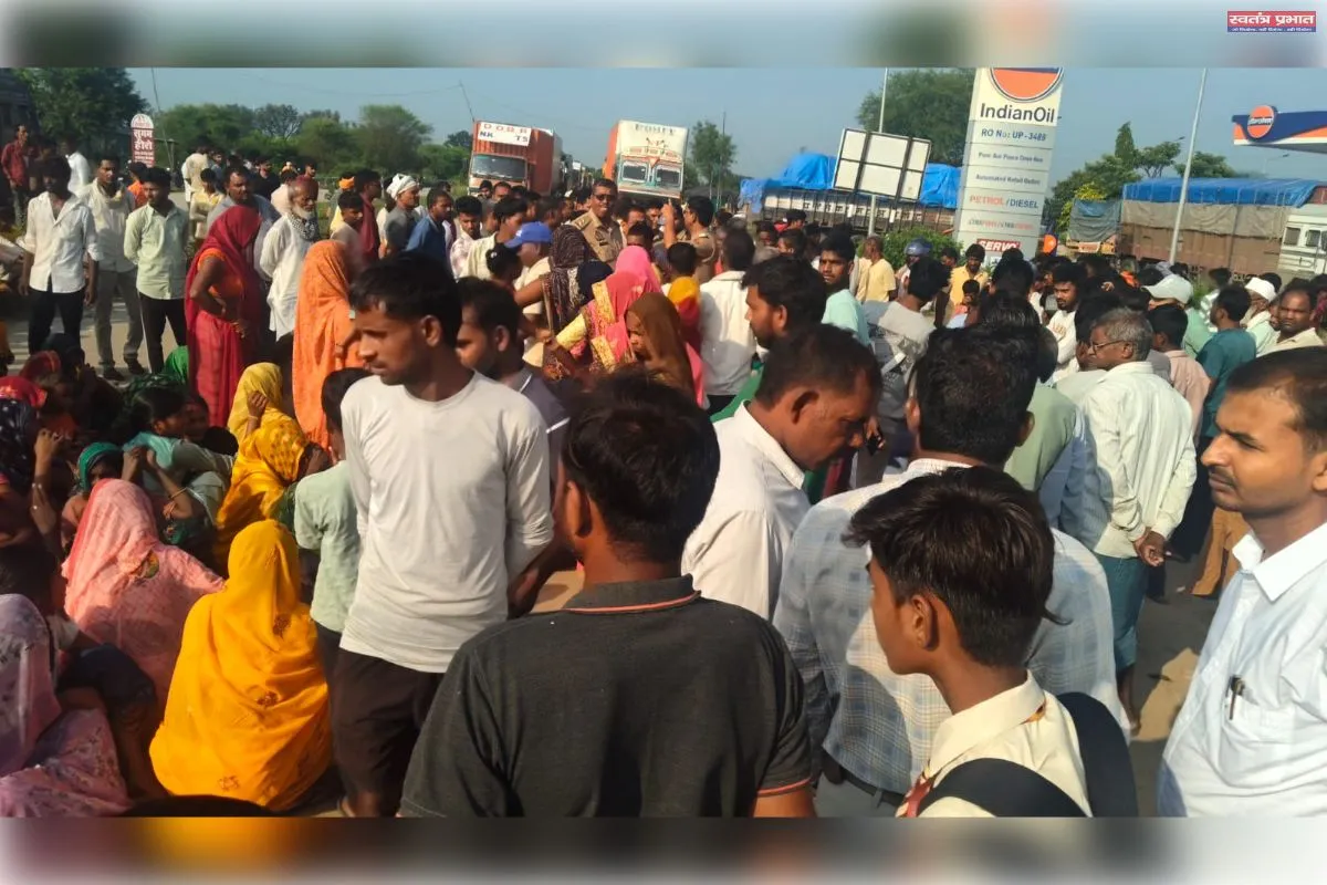     वाराणसी-रीवा राष्ट्रीय मार्गावर सोमवारी सकाळी एका 12 वर्षीय विद्यार्थी आणि 55 वर्षीय मध्यमवयीन व्यक्तीचा ट्रकने चिरडून मृत्यू झाला.
