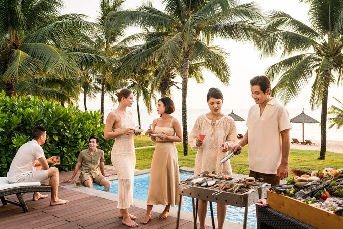 पूलसाइड BBQ पार्टी हा आणखी एक अनुभव आहे जो पाहुण्यांनी रिसॉर्टमध्ये करून पाहावा. शेरेटन लाँग बीच रिसॉर्टचे फोटो सौजन्याने