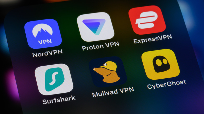 स्मार्टफोन स्क्रीनवर nordVPN, ProtonVPN, ExpressVPN, Surfshark, Mullvad VPN आणि CyberGhost ॲप्स