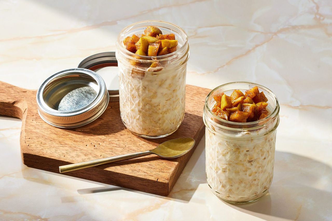 Apple Pie Inspired Overnight Oats चा रेसिपी फोटो क्रेडिट: फोटोग्राफर: ब्री गोल्डमन, फूड स्टायलिस्ट: स्कायलर मायर्स, प्रॉप स्टायलिस्ट: गॅब्रिएल ग्रेको