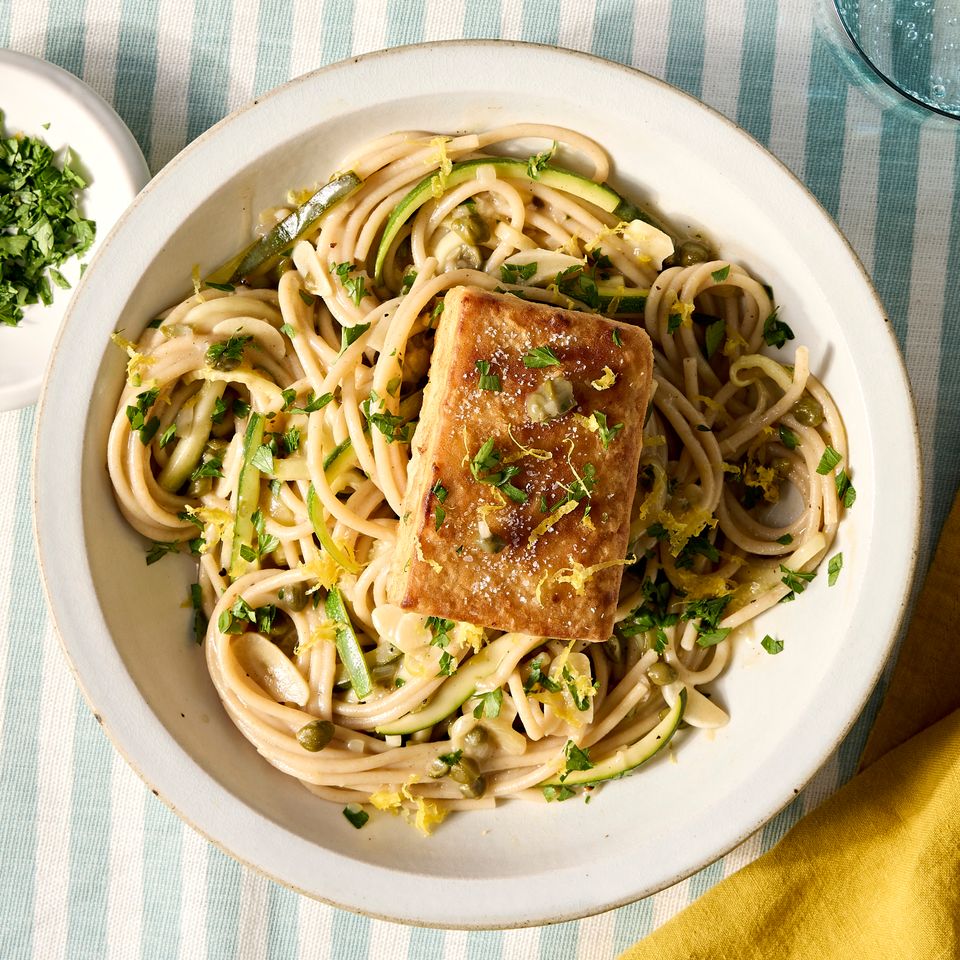 उच्च प्रथिने zucchini piccata एक कृती प्रतिमा श्रेय: छायाचित्रकार: जेन कॉसी.