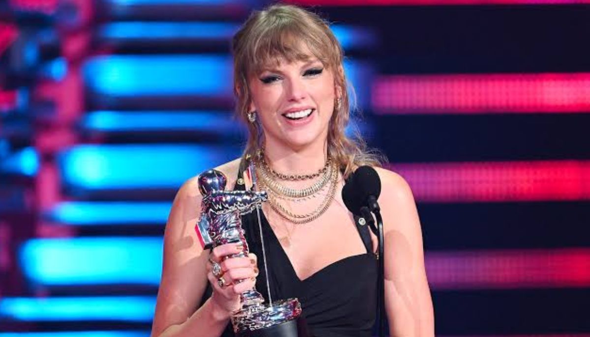 2023 MTV VMAs वर टेलर स्विफ्ट.