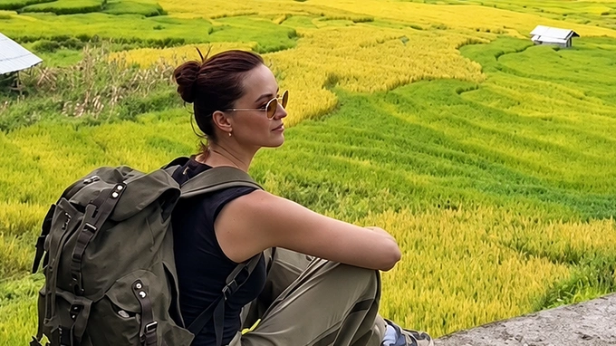 राजधानी हनोईचा शोध घेतल्यानंतर व्हेनेसा पोन्स डी लिओन सापामध्ये बॅकपॅकिंगसाठी गेली.