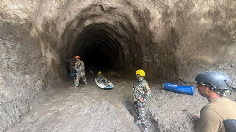 नेपाळ पूर: बेपत्ता प्रियजनांसाठी अश्रू कुटुंबांनी प्रतीकात्मक अंत्यसंस्कार केले; मृतांचा आकडा 1,100 पार